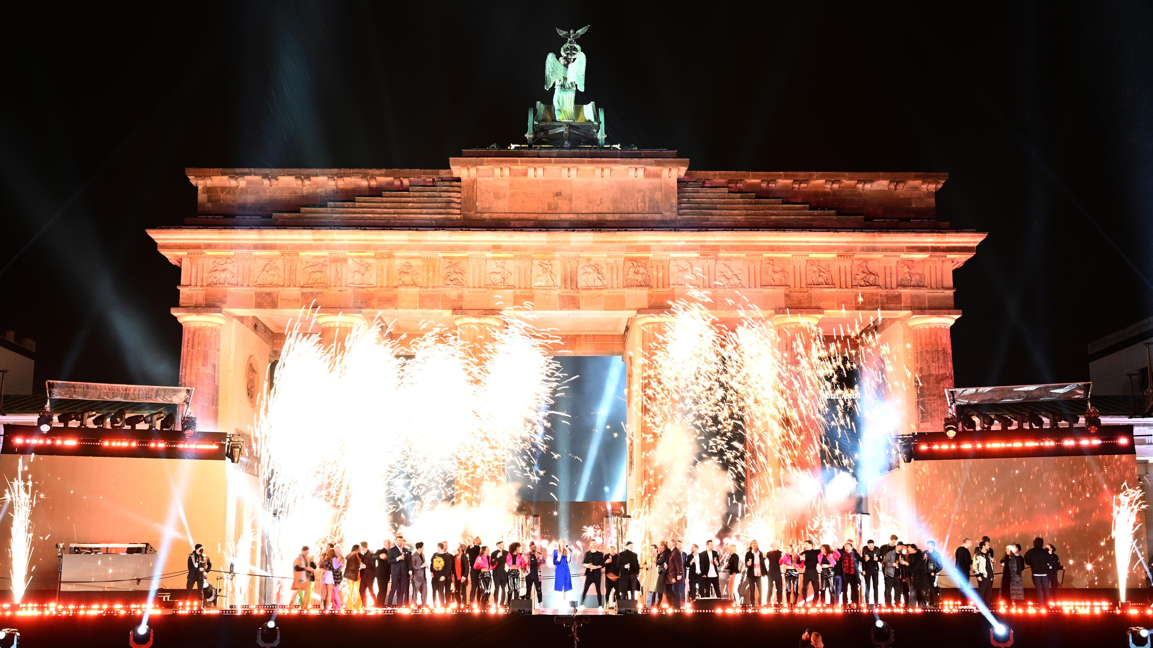 Feuerwerk bei der Silvestershow am Brandenburger Tor