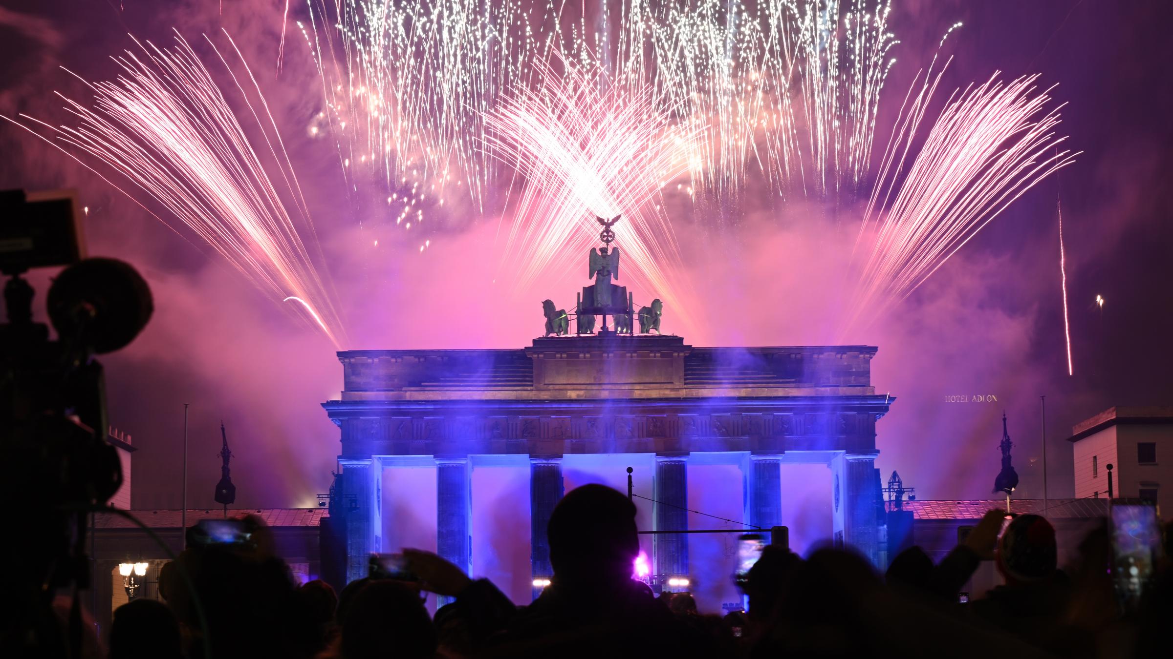 Feuerwerk ist über dem Brandenburger Tor zu sehen