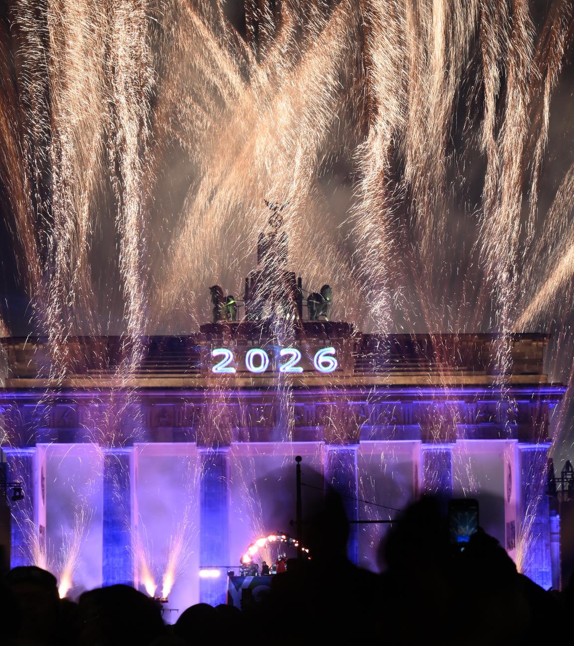 Feuerwerk ist bei der Silvester-Veranstaltung "Yeah 26" über dem Brandenburger Tor zu sehen