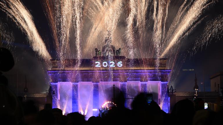 Feuerwerk ist bei der Silvester-Veranstaltung "Yeah 26" über dem Brandenburger Tor zu sehen