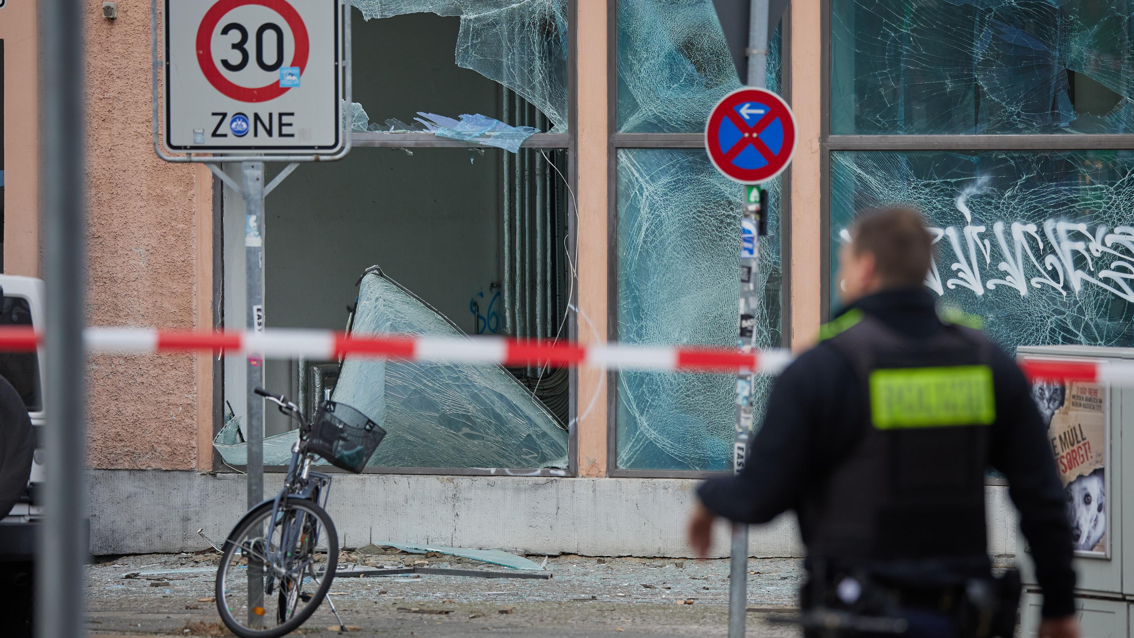 Durch die Explosion einer mutmaßlichen Kugelbombe sind zahlreiche Fensterscheiben in der Vorbergstraße im Stadtteil Schöneberg zu Bruch gegangen.