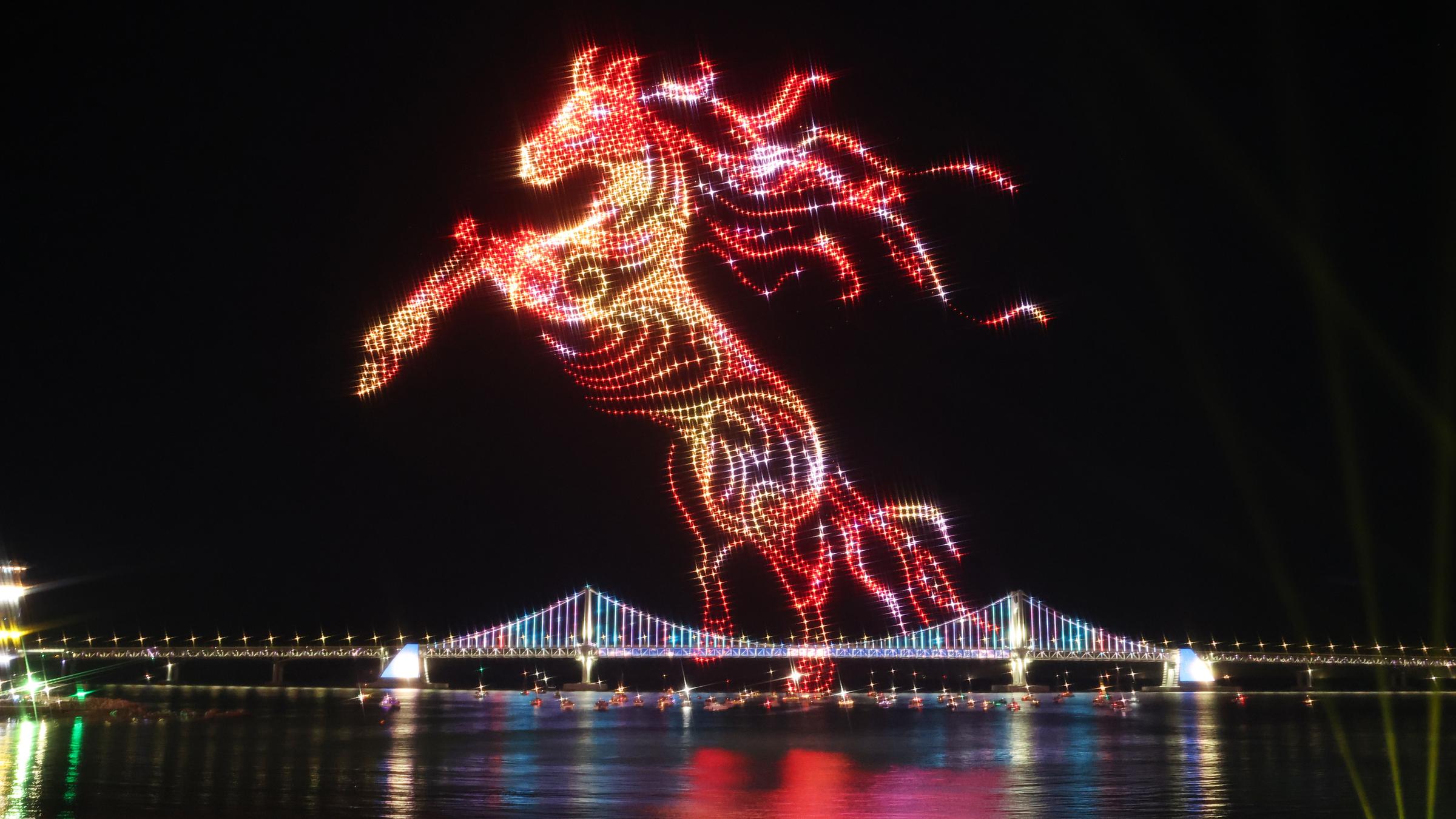 Drohnen erhellen bei einer Show den Nachthimmel, um das neue Jahr zu feiern. 