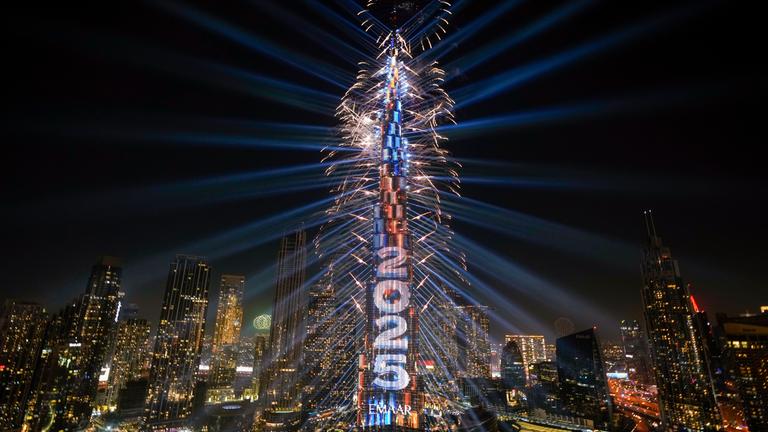 In den Vereinigten Arabischen Emiraten fallen die Silvesterfeierlichkeiten pompös aus. In Dubai explodieren Feuerwerkskörper am höchsten Gebäude der Welt, dem Burj Khalifa. 