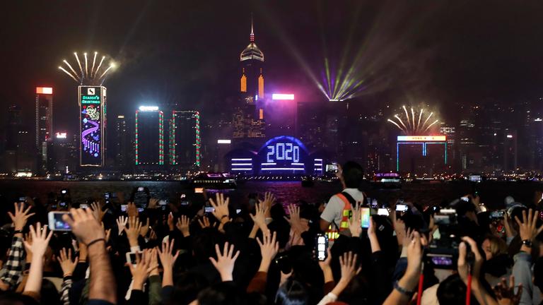 01.01.2020, china, hongkong: regierungskritische demonstranten halten waehrend feierlichkeiten zu neujahr ihre haende in die hoehe. 