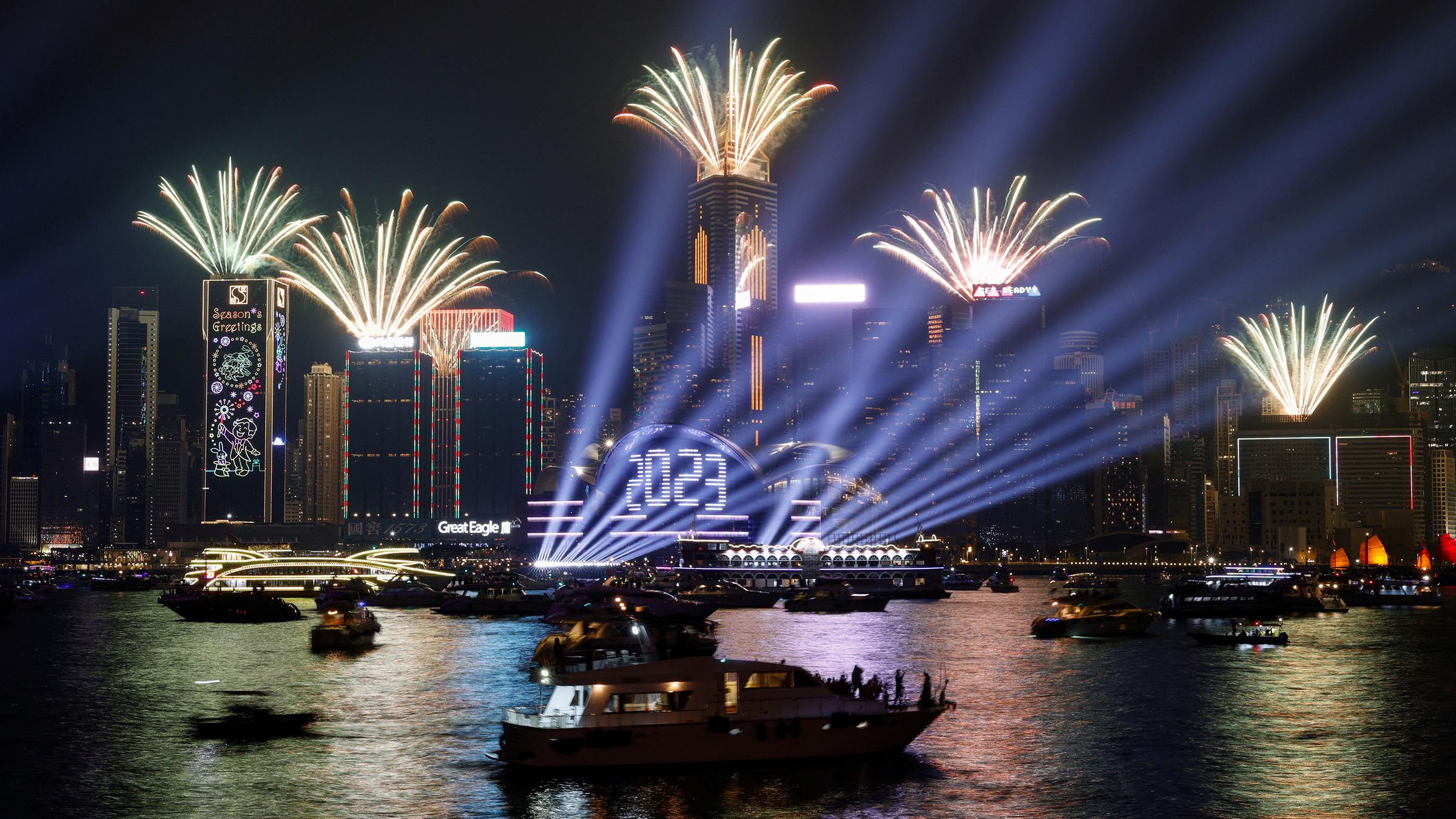 Feuerwerk über dem Victoria Harbour in Hong Kong, China