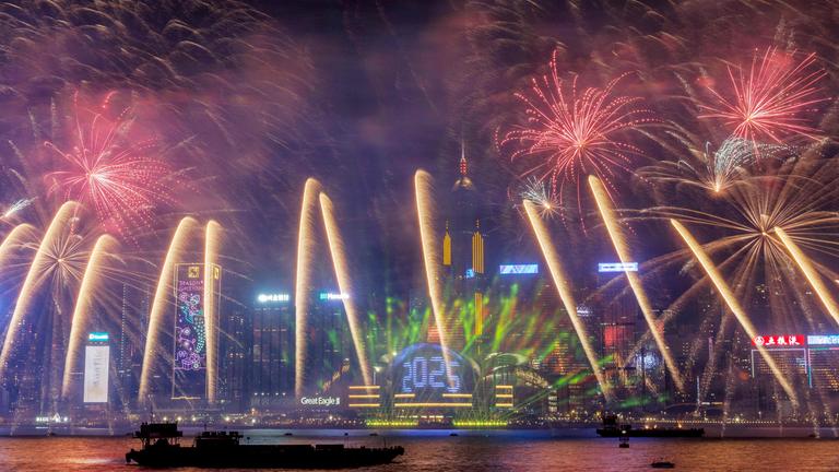 Feuerwerke erhellen den Mitternachtshimmel über dem Victoria Harbour während der Neujahrsfeierlichkeiten 2025 in Hongkong