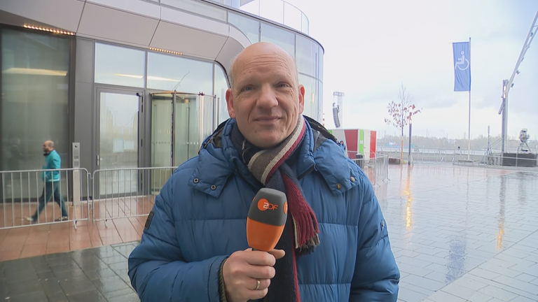 ZDF-Reporter Sven Rieken in Hamburg an der Elbe