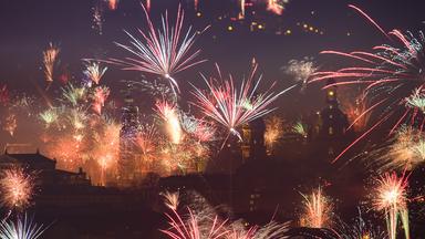 Feuerwerk vor einer Stadt bei Nacht