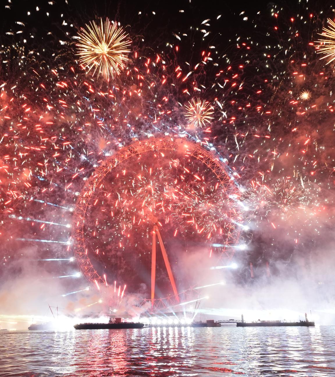 Feuerwerk erhellt den Himmel über dem London Eye im Zentrum Londons während der Neujahrsfeierlichkeiten.