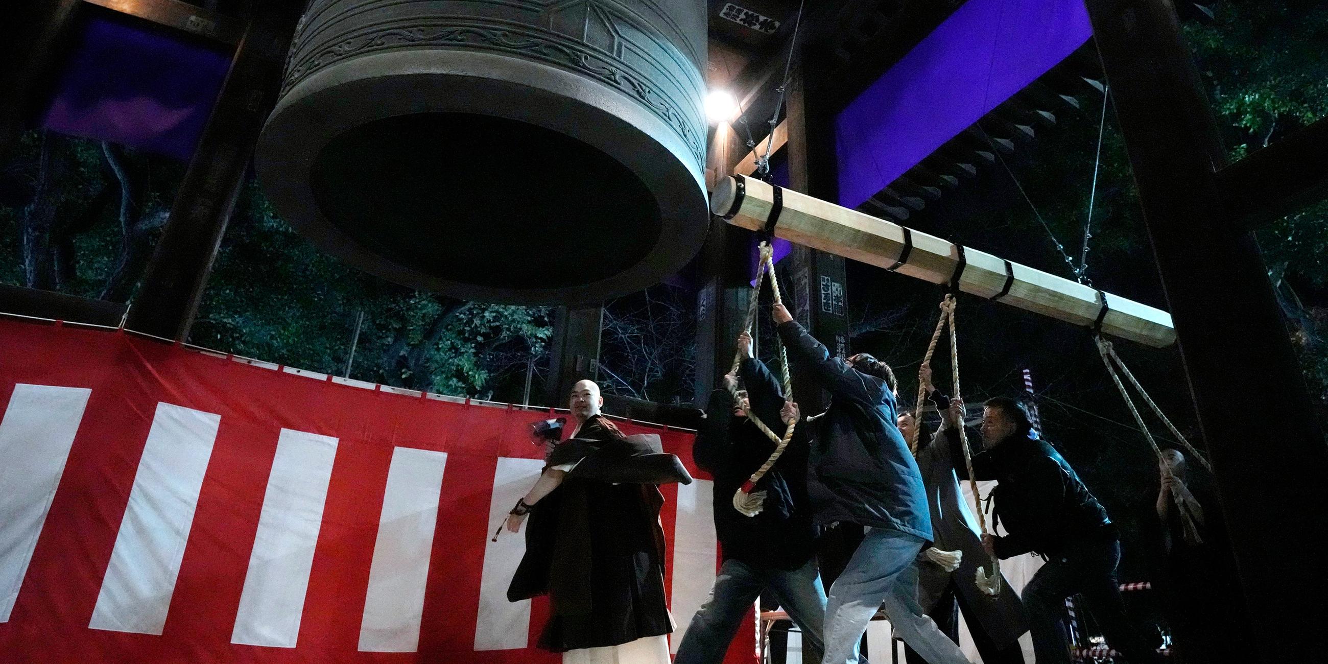 Im buddhistischen Tempel Zojoji in Tokio wird um Mitternacht das Neue Jahr eingeläutet.