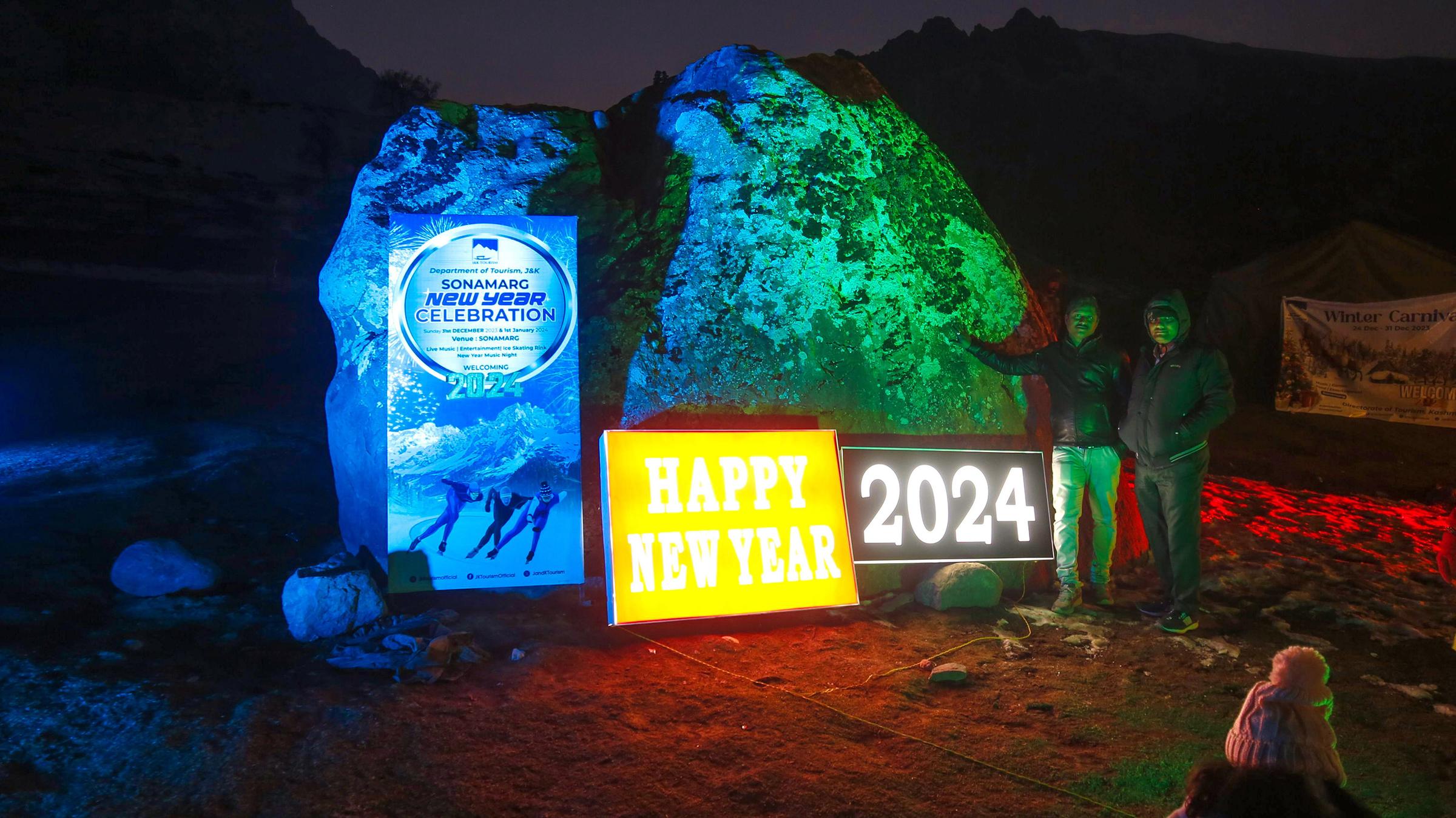 In Kaschmir treffen sich Touristen in Sonamarg, um ins Neue Jahr zu feiern.