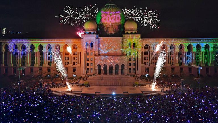 Feuerwerk wird bei Neujahrsfeierlichtkeiten über dem Perdana Putra in Malaysia gezündet (17 Uhr MEZ)
