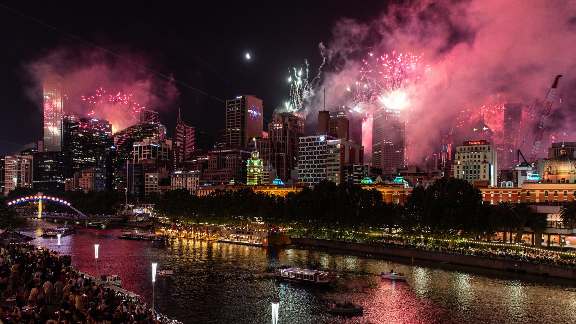 Feuerwerk explodiert über den Hochhäusern entlang des Yarra in Melbourne
