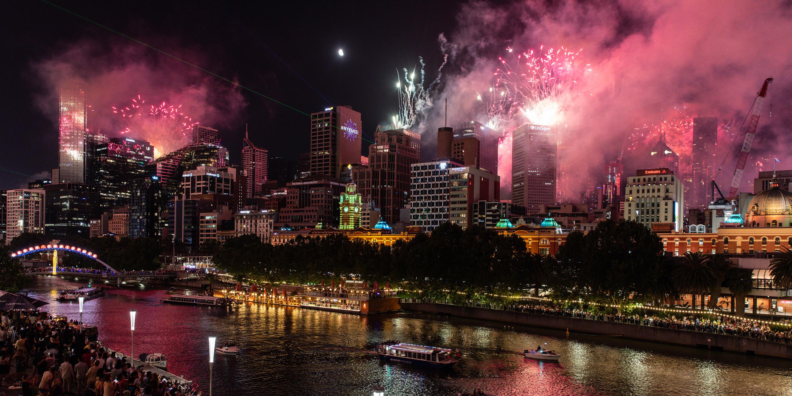 Feuerwerk explodiert über den Hochhäusern entlang des Yarra in Melbourne