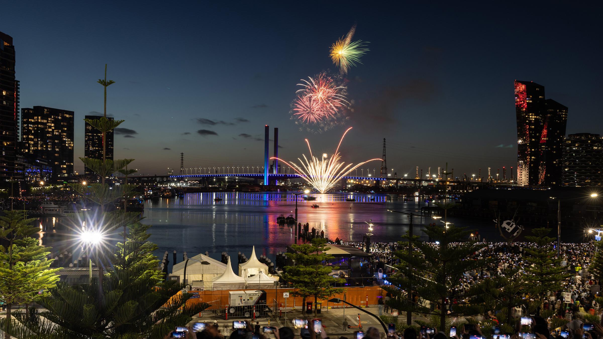 In Melbourne leuchtet der Funkenregen über der Bolte Bridge in Dockland