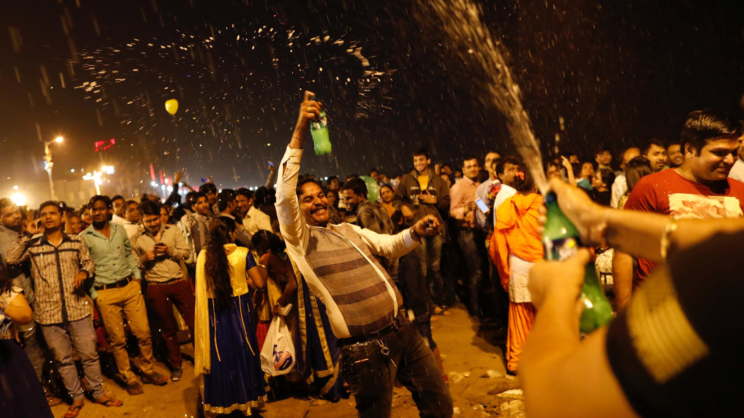 Ausgelassen am Strand in Mumbai