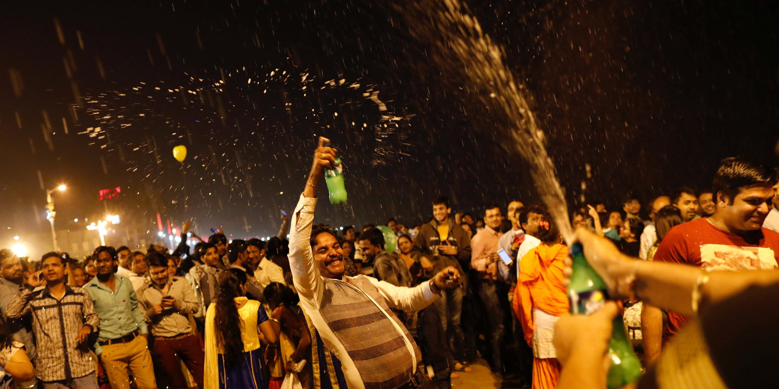Ausgelassen am Strand in Mumbai