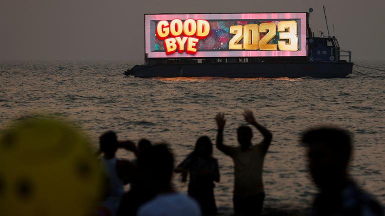 Im indischen Mumbai wird das letzte Jahr mit dem Schiff auf Nimmerwiedersehen davon geschickt.