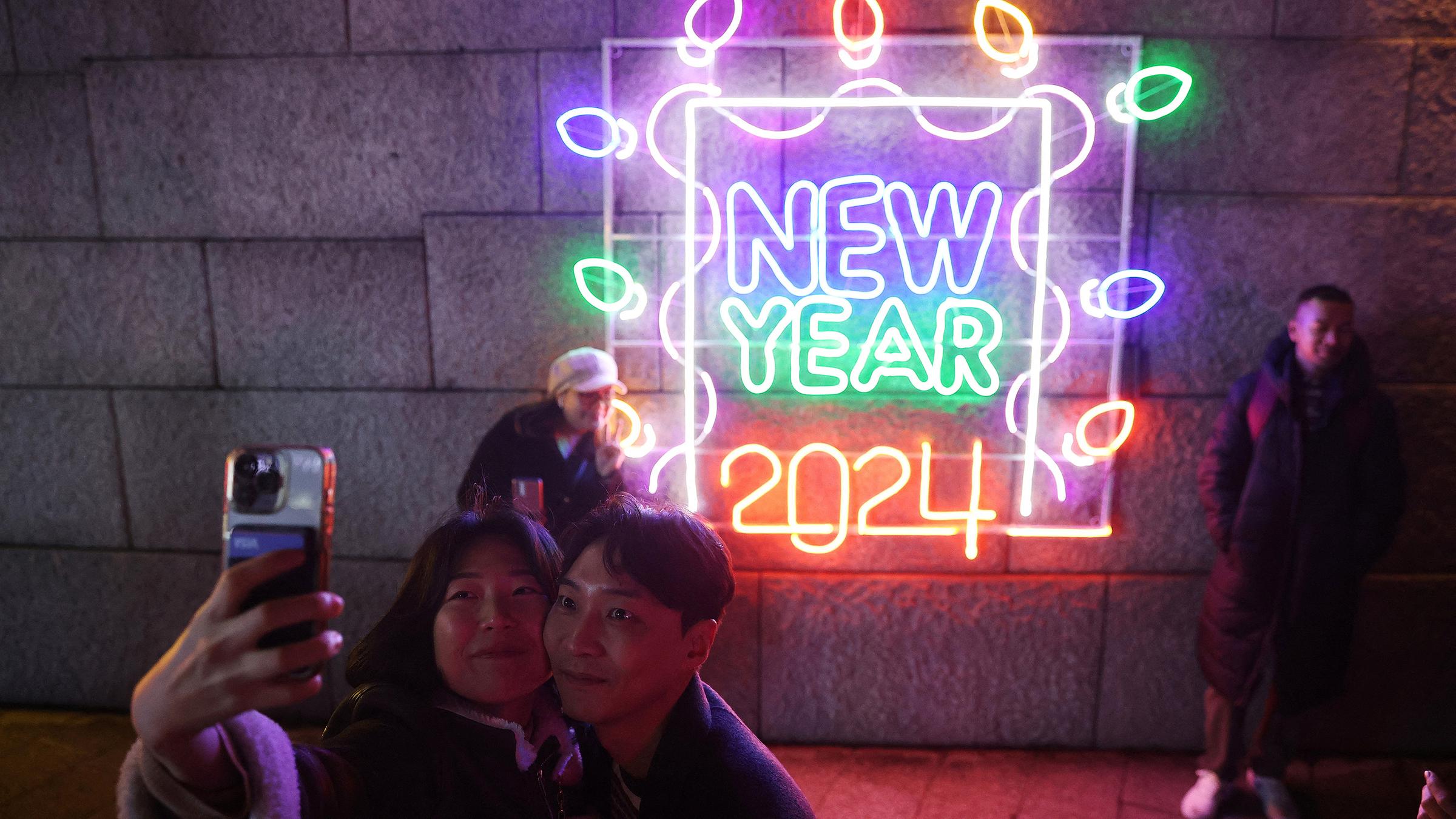 Ein Pärchen macht ein Selfie zu Neujahr in Seoul, Südkorea