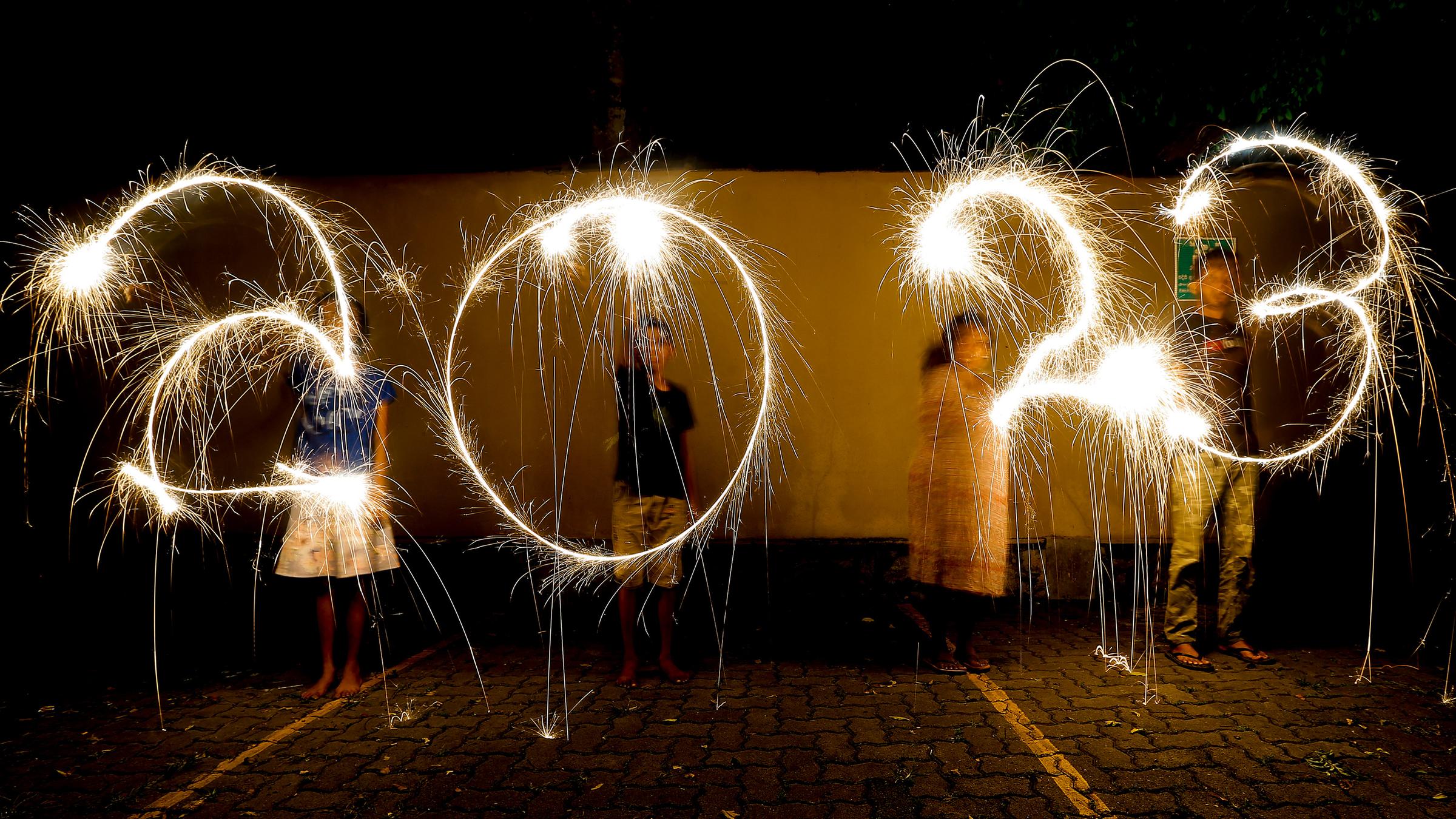 In Colombo, Sri Lanka, wird das Neue Jahr mit Wunderkerzen begrüßt