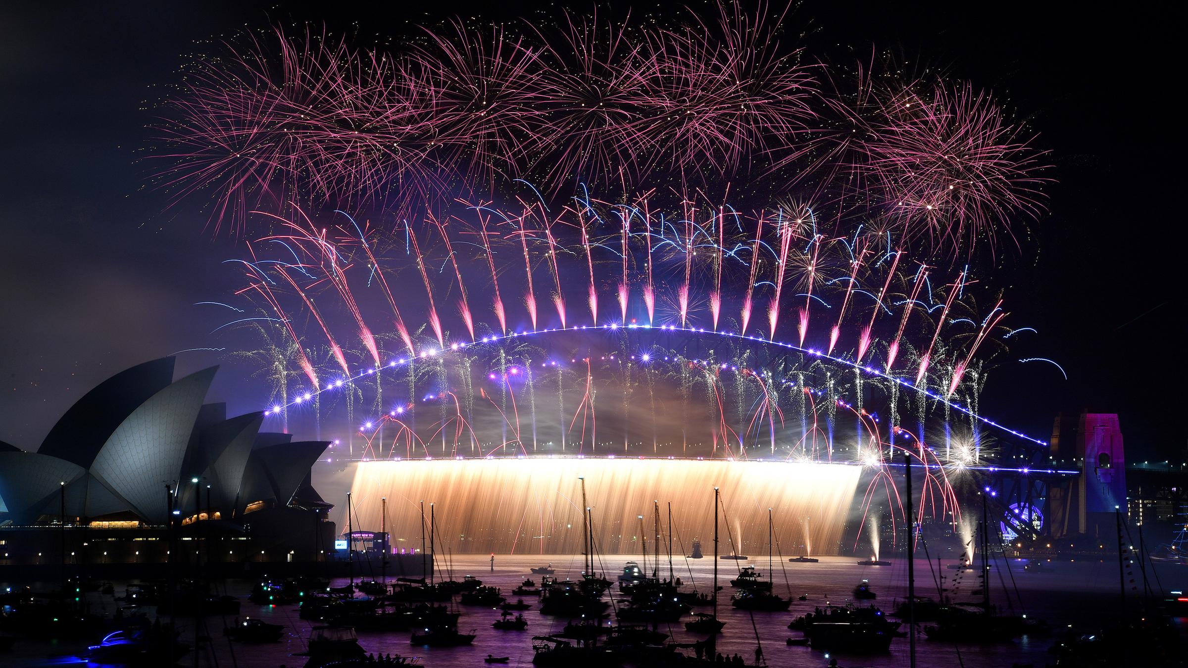 Mitternachtsfeuerwerk explodiert während der Feierlichkeiten zum Jahreswechsel an Silvester um Mitternacht über dem Sydney Opera House