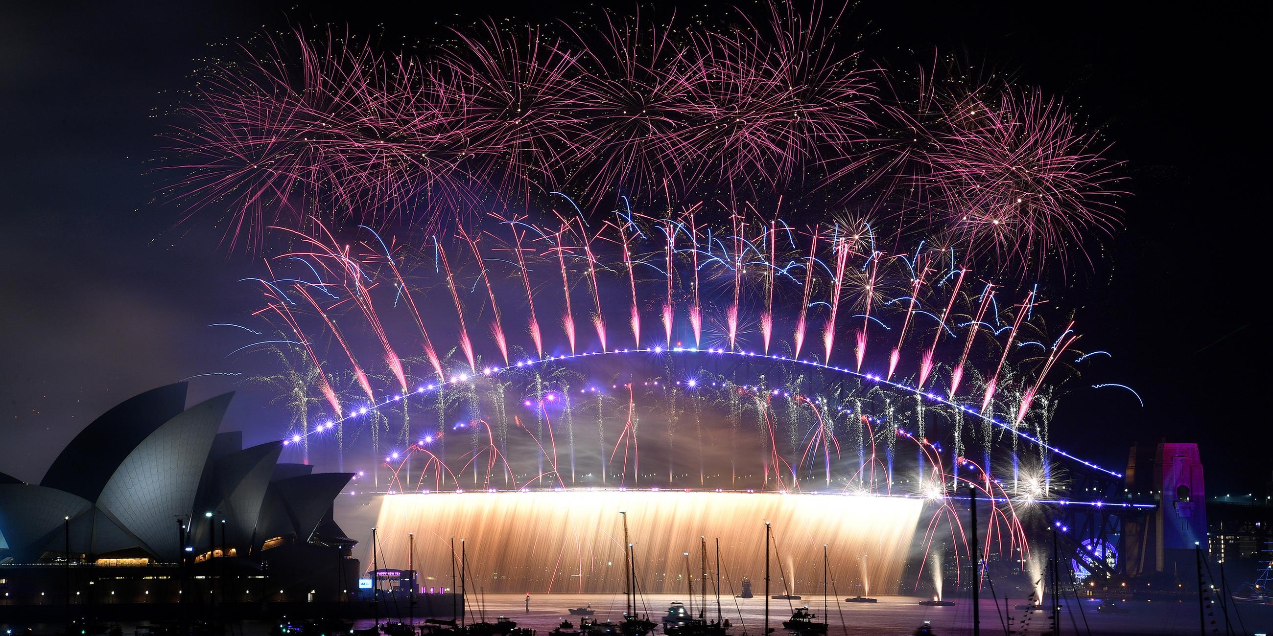 Mitternachtsfeuerwerk explodiert während der Feierlichkeiten zum Jahreswechsel an Silvester um Mitternacht über dem Sydney Opera House