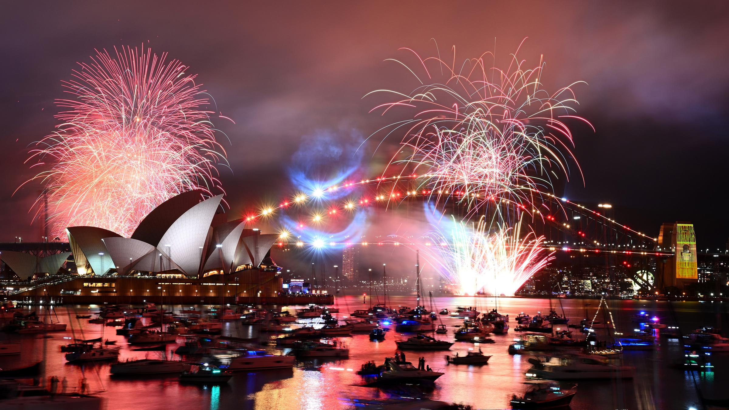 Feuerwerk über der Harbour Bridge in Sydney