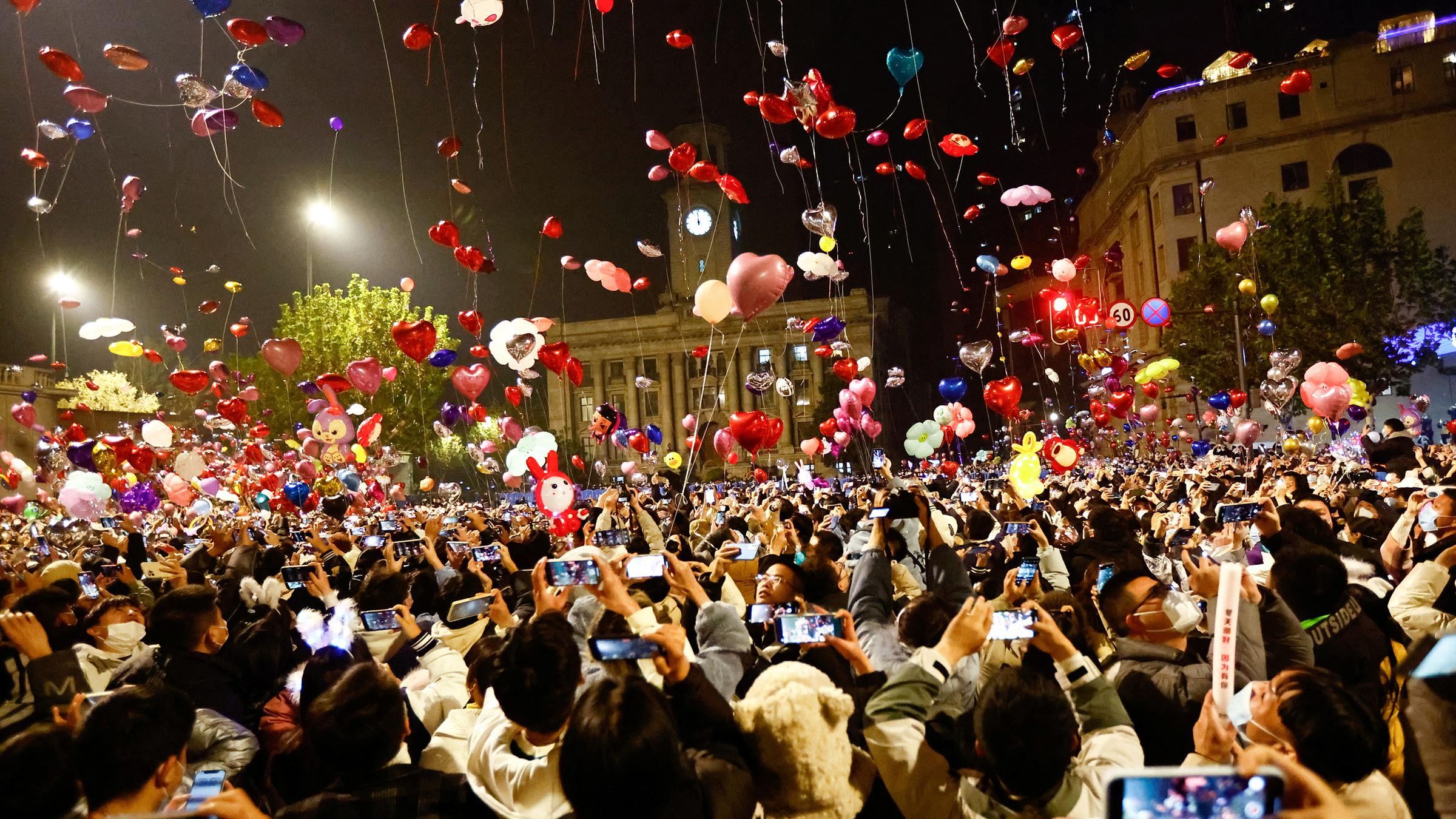 In Wuhan werden Ballons zur Feier des neuen Jahres in den Nachthimmel entlassen