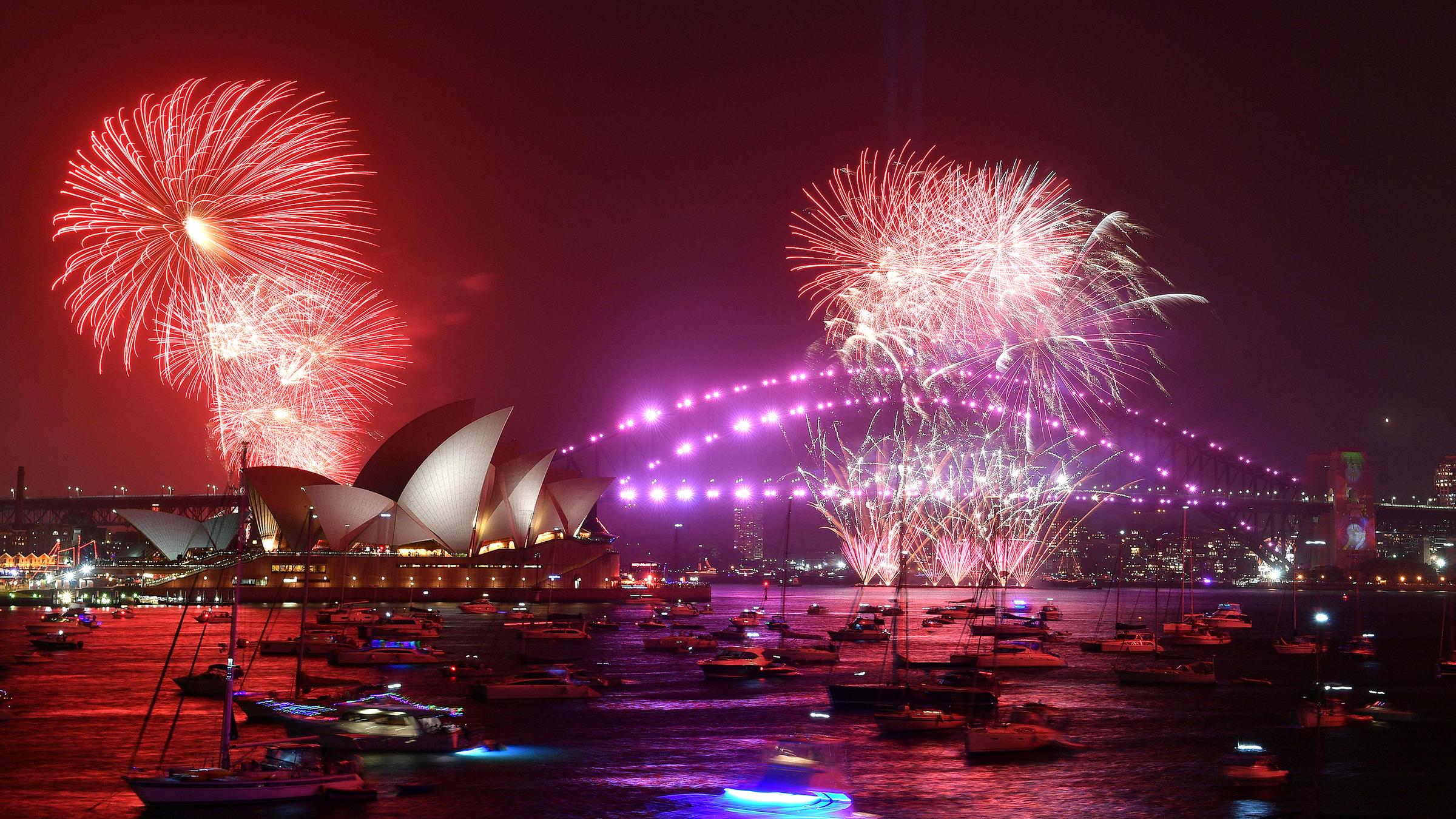 Feuerwerk über der Sydney Harbour Bridge, Australien