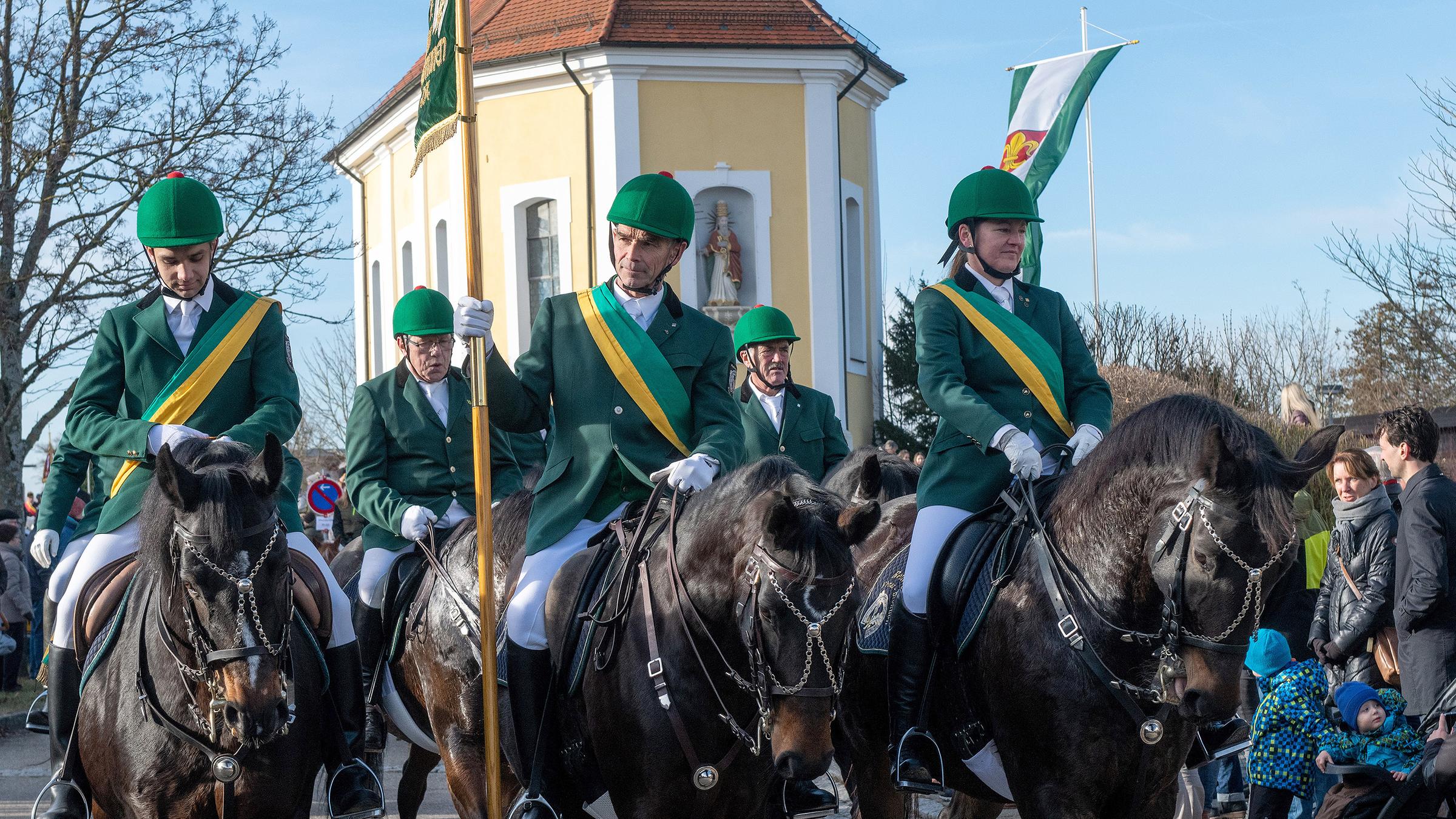 Reiter in Westhausen, Baden-Württemberg, vor der Silvesterkapelle feiern zum 393. Mal das Ende einer Viehseuche zu Silvester.