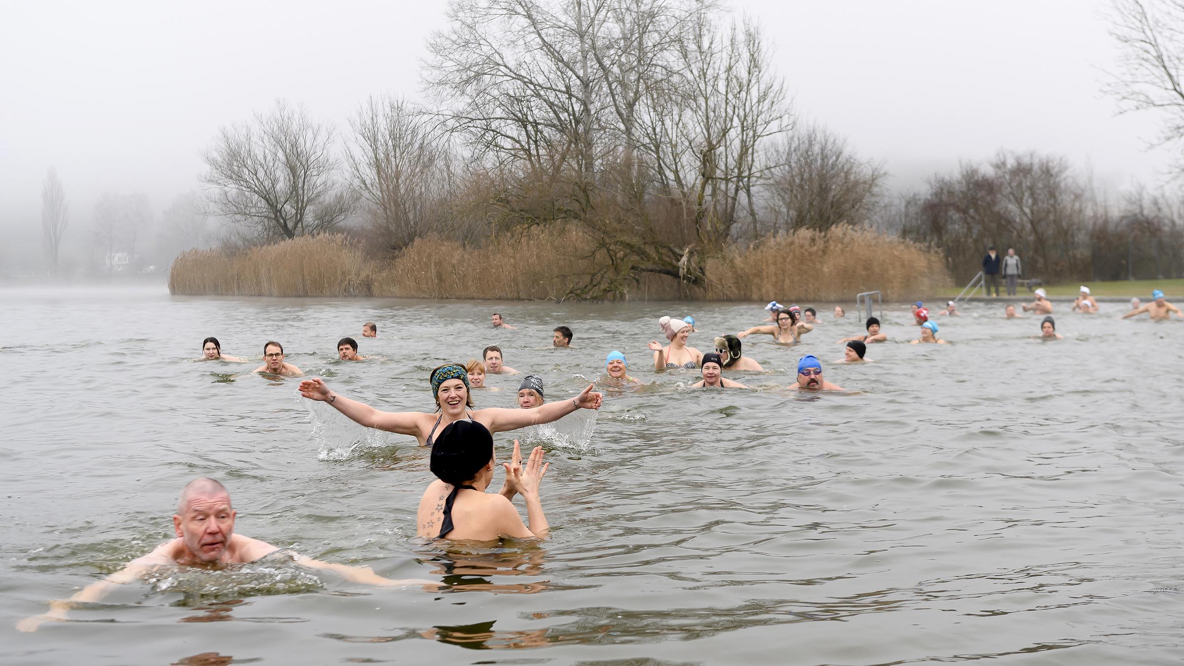 Silvesterschwimmenn bei 4 Grad Celsius Wassertemperatur im Moossee bei Moosseedorf, Schweiz