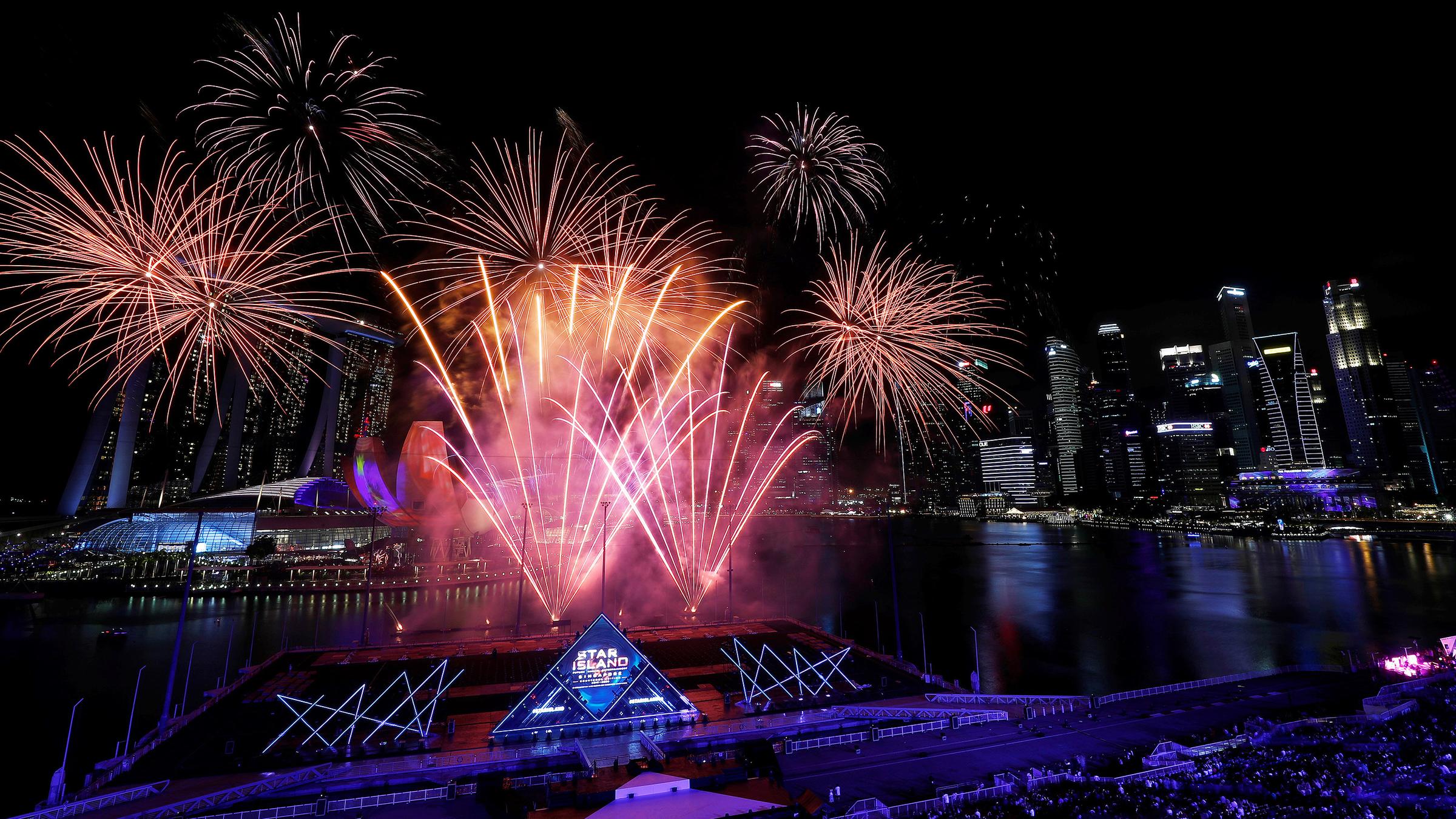Feuerwerksraketen über der Marina Bay in Singapur