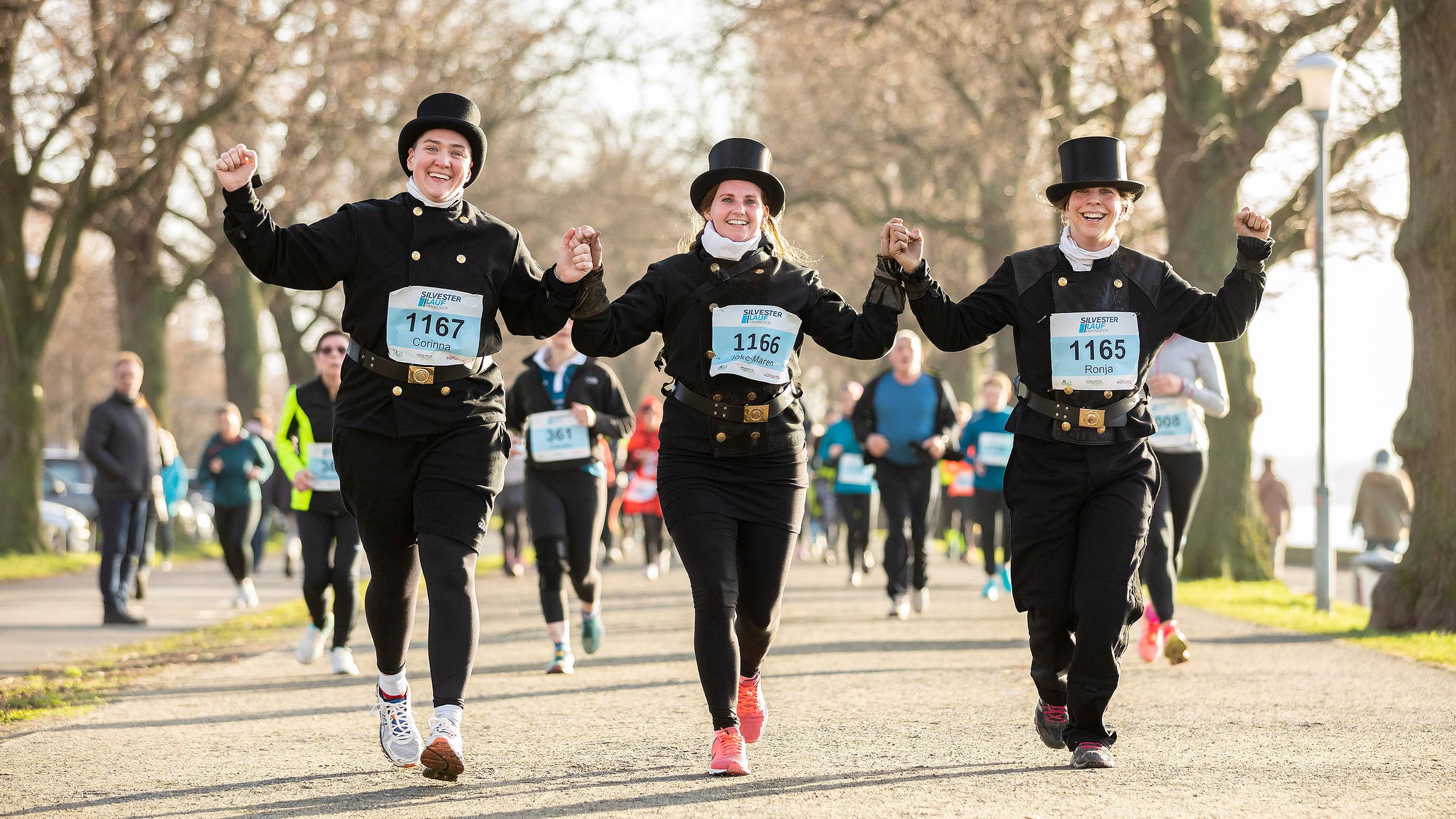 Teilnehmer beim Silvesterlauf in Hannover laufen die rund 5,8 km lange Strecke in Arbeitskleidung.