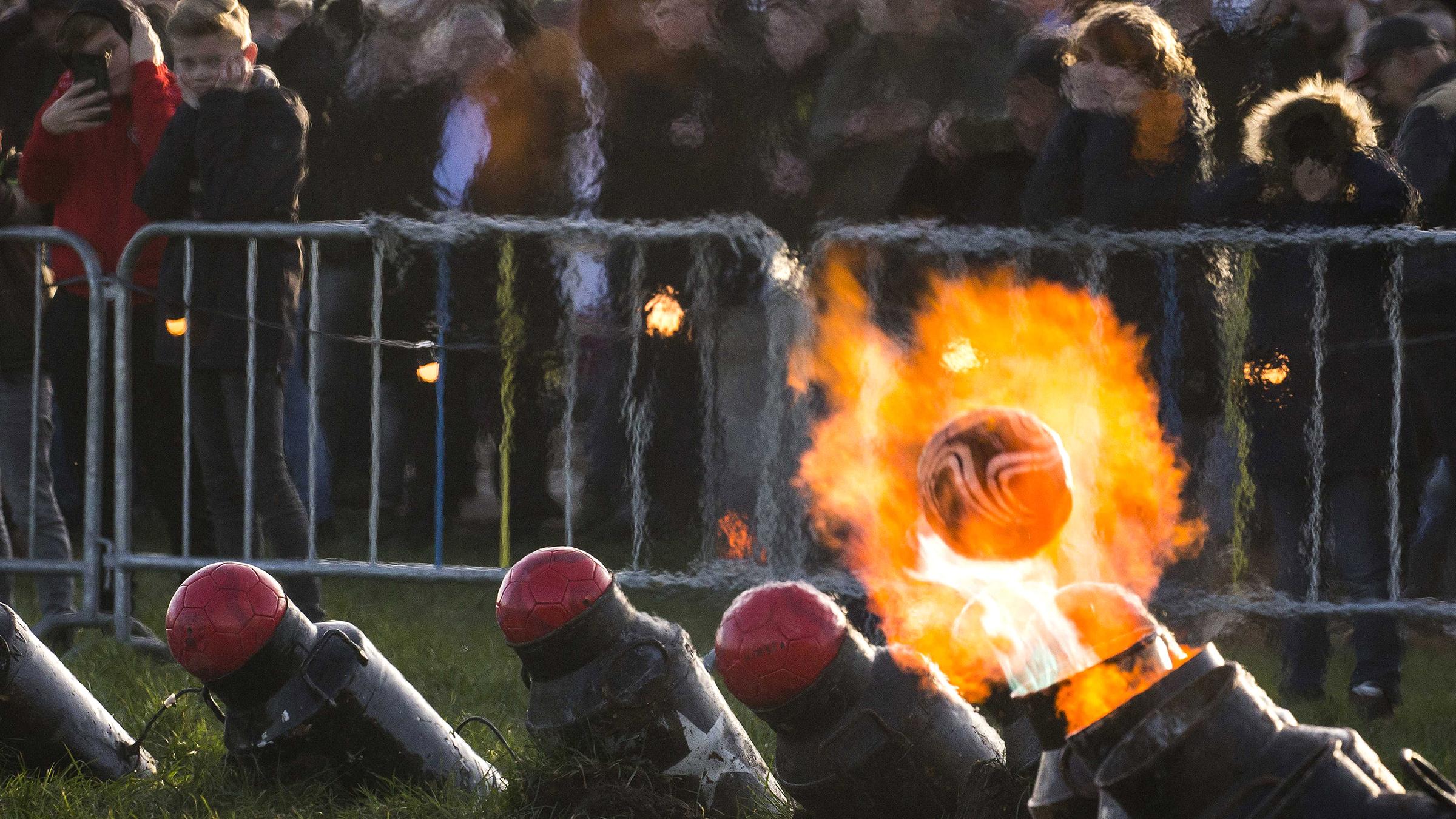 Die Gemeinde Ommen in den Niederlanden feiern den Jahreswechsel mit dem "Hartmetallschiessen".