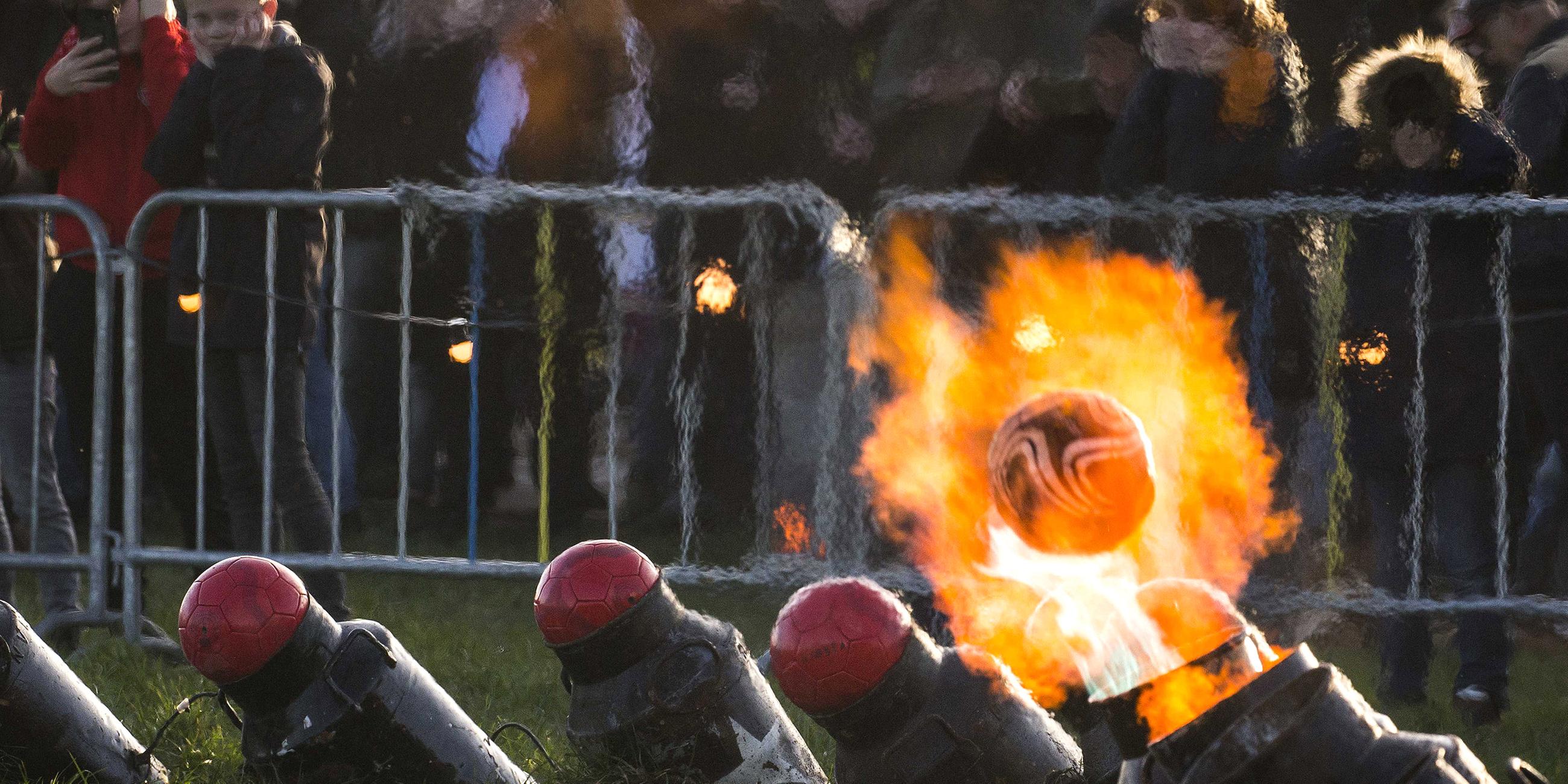 Die Gemeinde Ommen in den Niederlanden feiern den Jahreswechsel mit dem "Hartmetallschiessen".