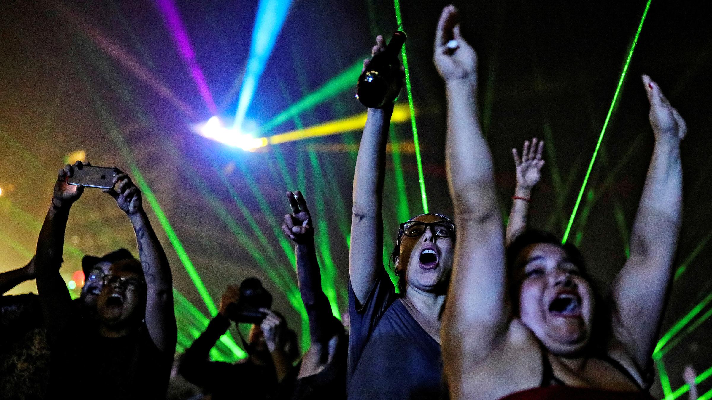 In Santiago, Chile, feiern die Menschen mit einer Lasershow bei einer Protestveranstaltung gegen die Regierung.