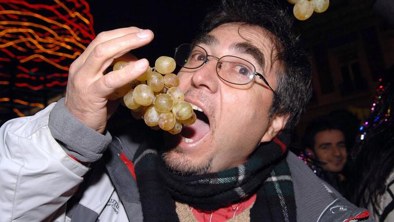 Mann beißt in der Silvesternacht in eine Weintraube