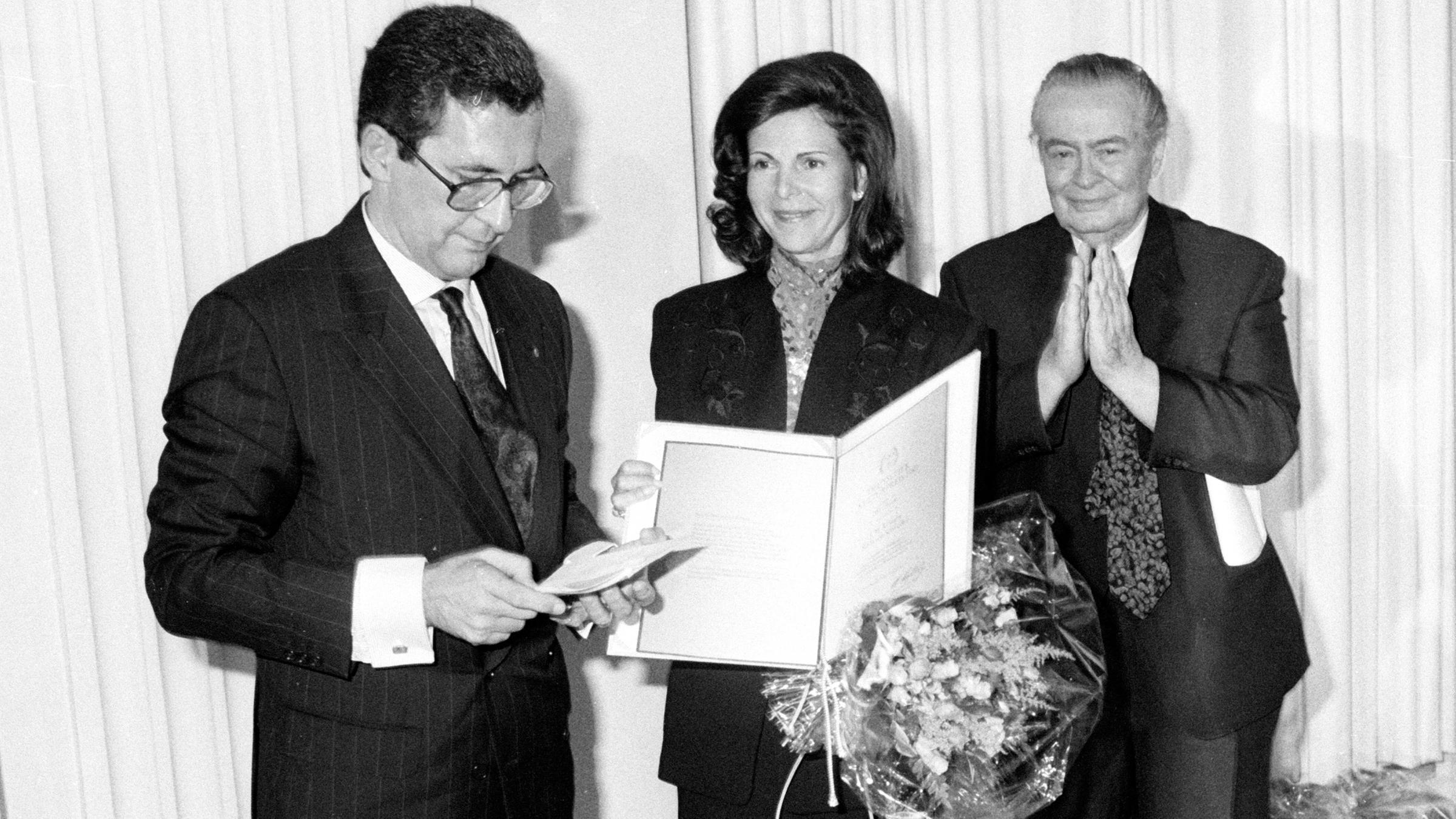 Archiv: Silvia bekommt den Deutschen Kulturpreis für ihren Einsatz für den Behindertensport im Jahre 1990 verliehen