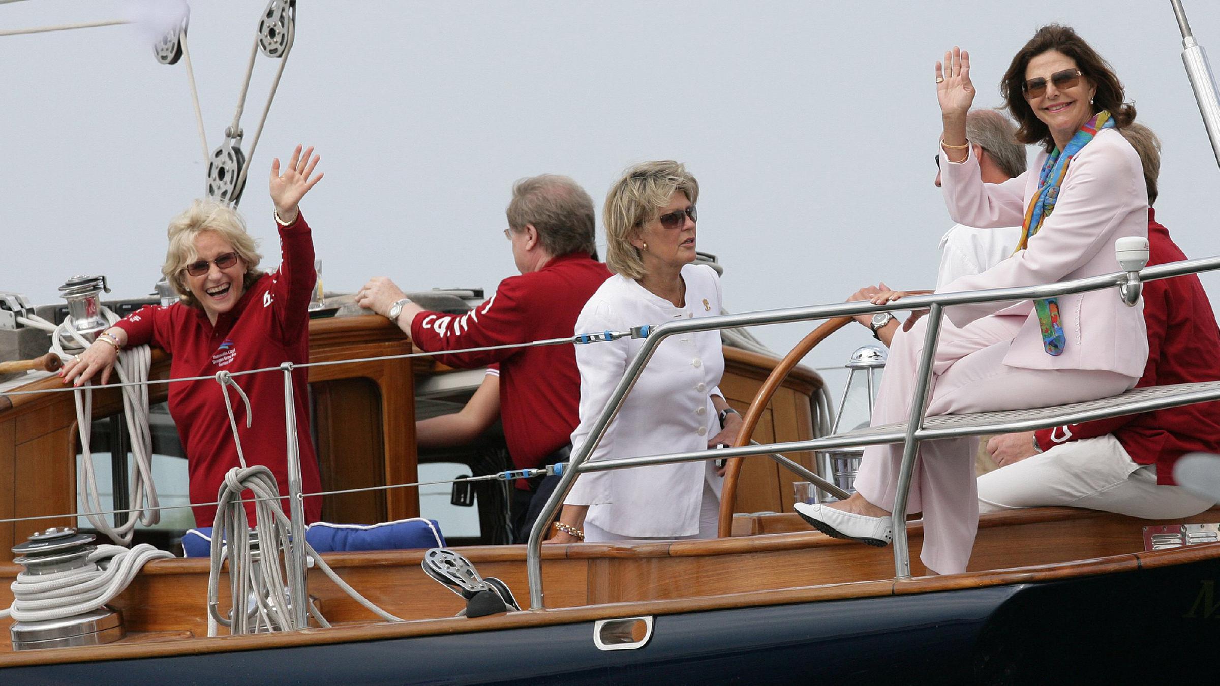 Archiv: Schwedens Königin Silvia (r) und die Kieler Oberbürgermeisterin Angelika Volquartz (l) winken am 06.07.2008 in Strande bei Kiel Seglern zu