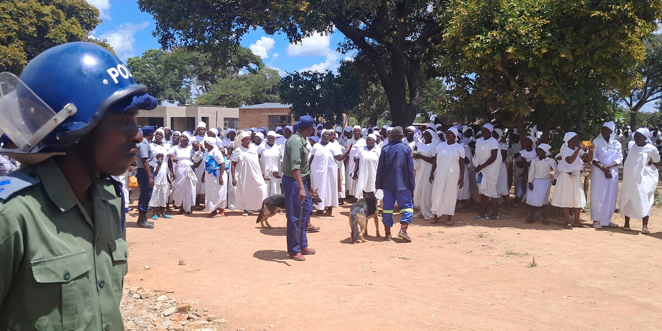 Simbabwe, Harare: Polizei befreit 250 Kinder aus einer Sekte