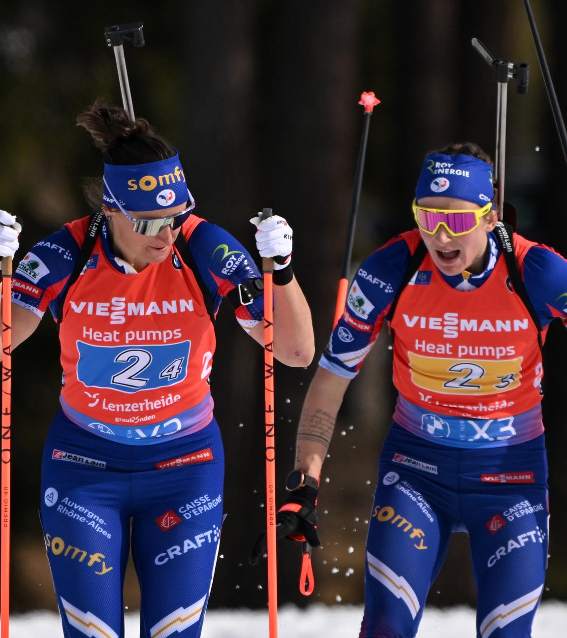 Julia Simon (links) und Treamkollegein Justine Braisaz-Bouchet beim Wechsel im Staffelrennen der WM 2025 in Lenzerheide. 