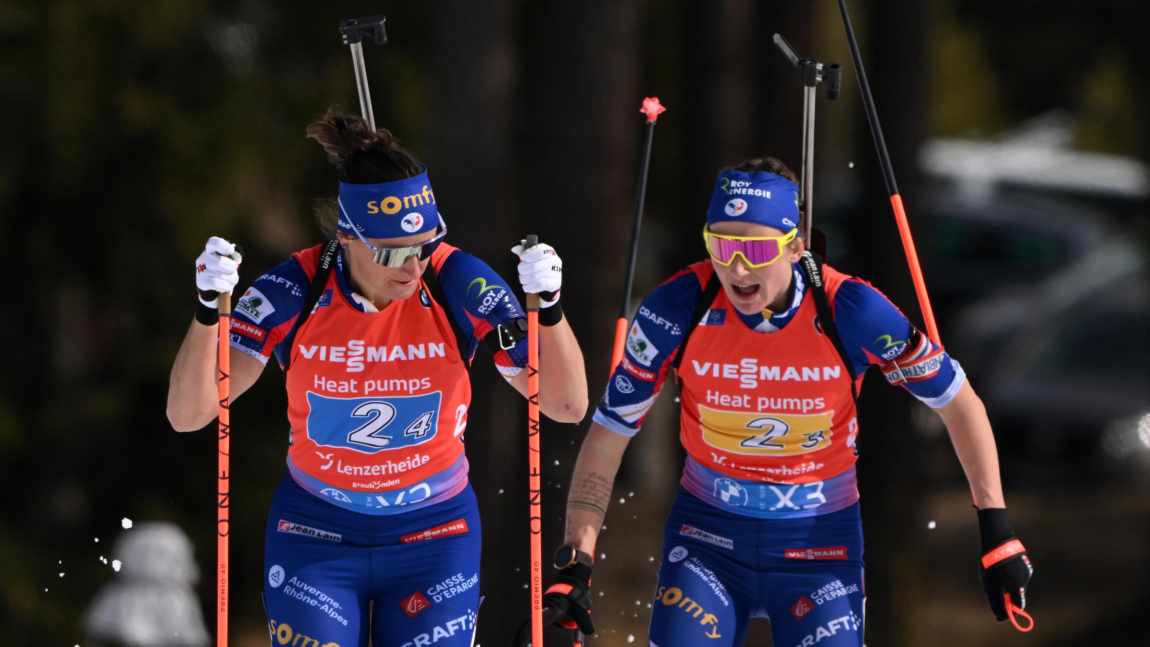 Julia Simon (links) soll ihre Teamkollegin Justine Braisaz-Bouchet bestohlen haben. Hier beide beim Wechsel im Staffelrennen der WM 2025. 