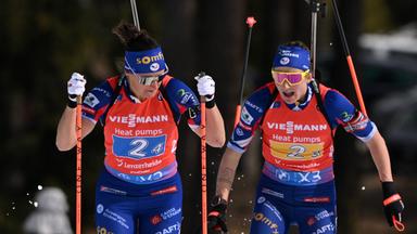 Julia Simon (links) soll ihre Teamkollegin Justine Braisaz-Bouchet bestohlen haben. Hier beide beim Wechsel im Staffelrennen der WM 2025. 