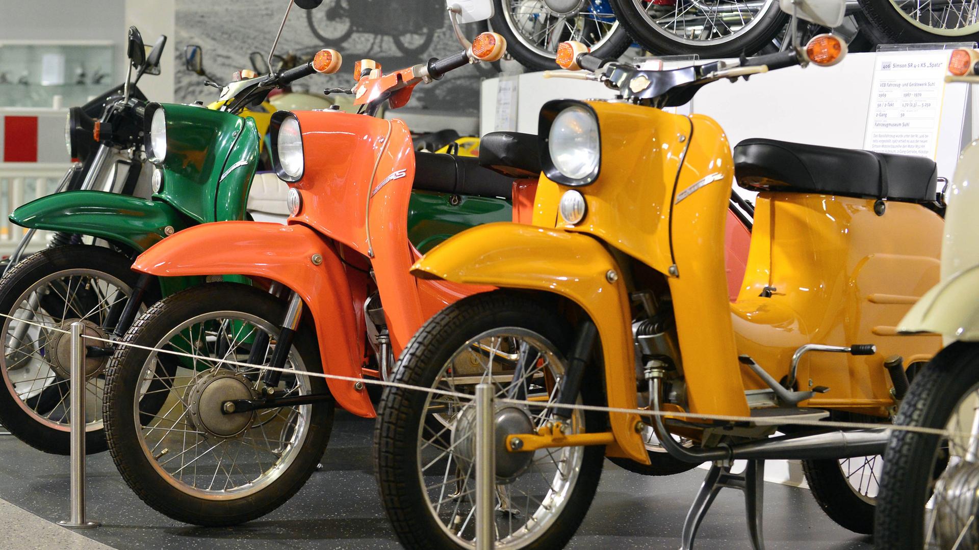 Eine gelbe Simson Schwalbe wird poliert.