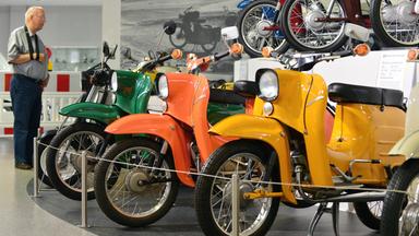 Eine gelbe Simson Schwalbe wird poliert.