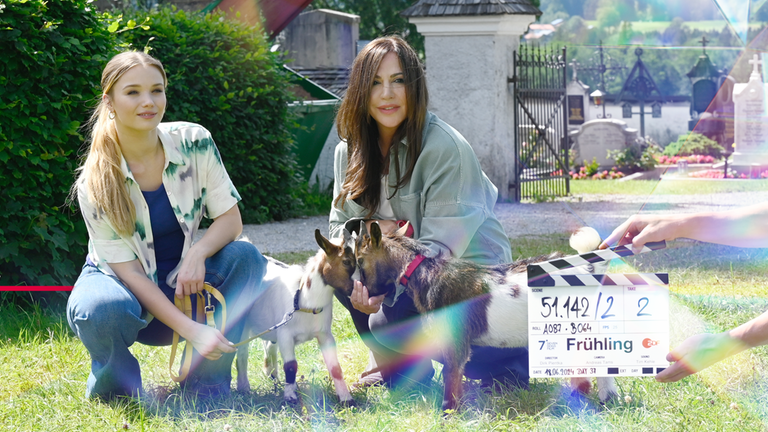 Simone Thomalla und Julia Willecke am Set von Frühling mit zwei Ziegen