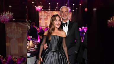 Simone Thomalla steht neben ihrem Freund René Marchand in festlicher Bekleidung beim Leipziger Opernball.