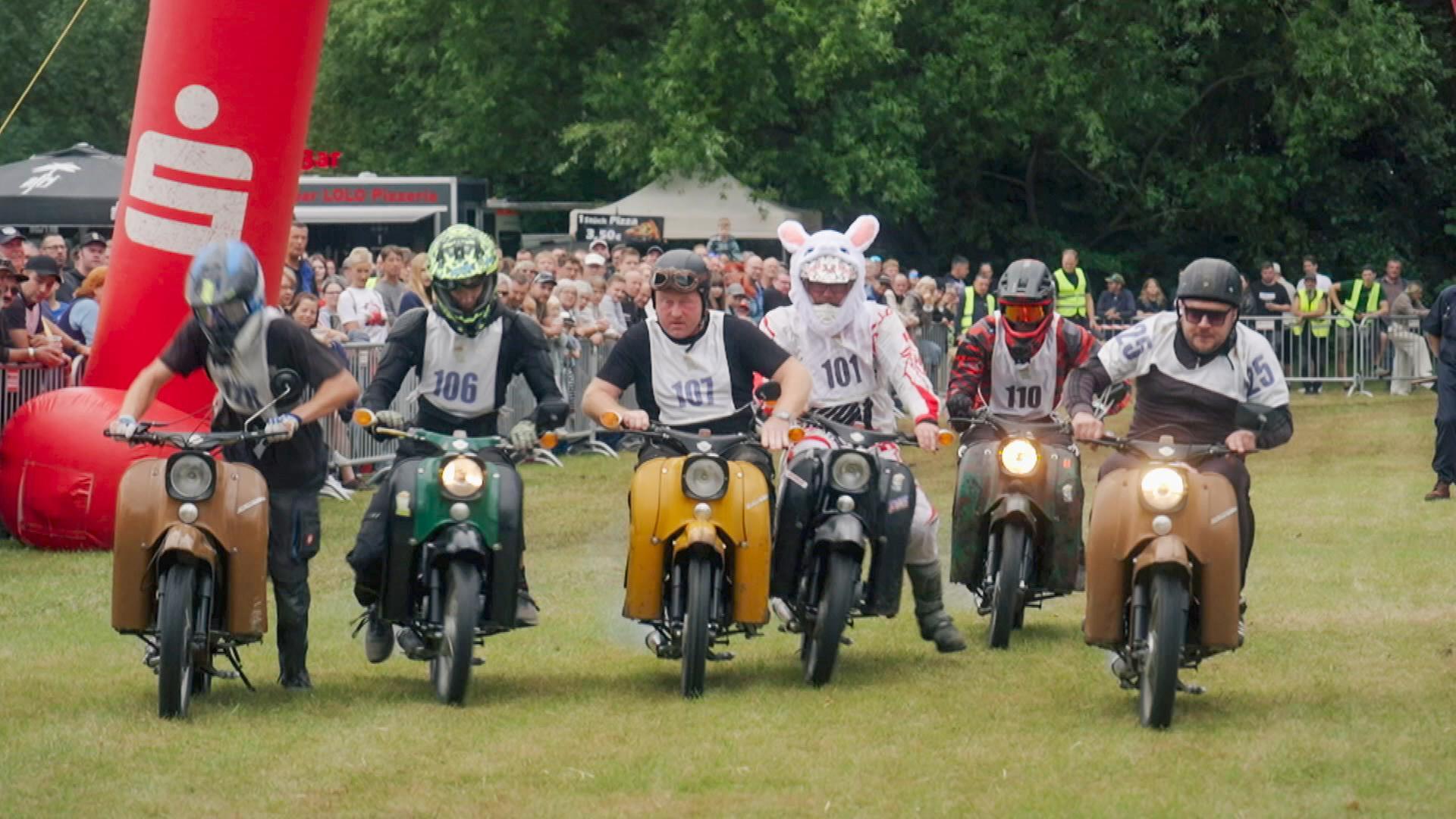 Im südbrandenburgischen Lugau versammeln sich Oldtimer-Liebhaber für die Rallye "Monte Lugau". Ein Wettbewerb für Mofas der DDR Kultmarke Simson.