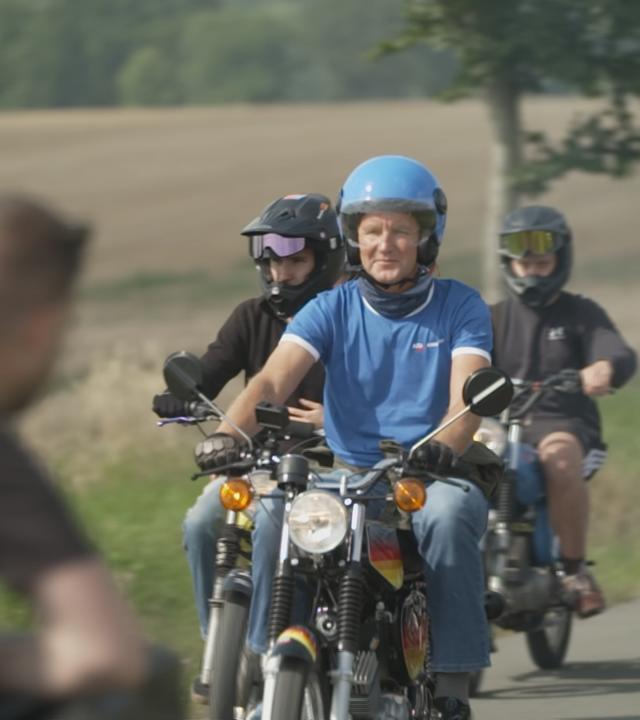 AfD-Politiker Björn Höcke auf einem Simson-Moped.
