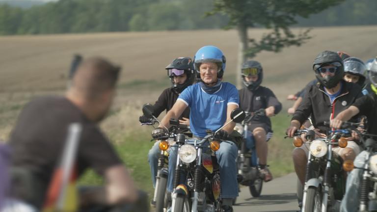 AfD-Politiker Björn Höcke auf einem Simson-Moped.